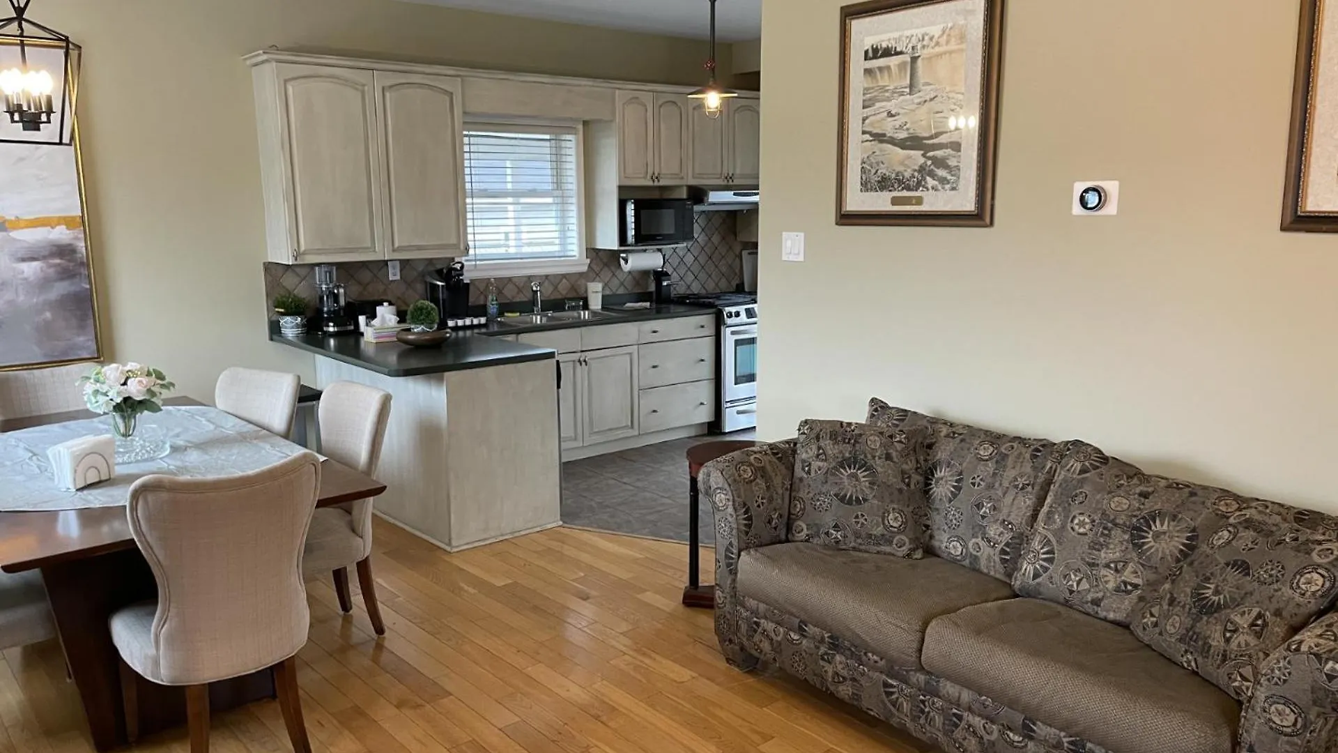 Ultra Close To Clifton Hill And The Falls & Wonderful Free Breakfast Delivered Daily Niagara Falls
